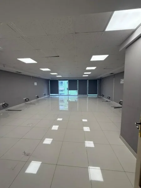 Tirane, jepet me qera zyre Kati 5, 210 m² 3.150 € (Libri Universitar)