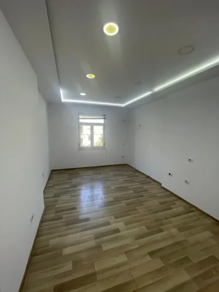 Tirane, jepet me qera zyre Kati 4, 70 m² 600 € (Libri Universitar)