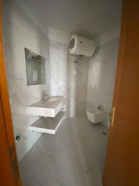 Tirane, shitet apartament 2+1+Ballkon Kati 8, 110 m² 132.000 € (Pallatet Cabej)