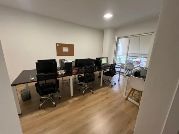 Tirane, jepet me qera nga Pronari, pa-komision zyre Kati 2, 60 m² 600 € (Robert Shvarc)