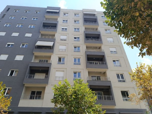 Tirane, jepet me qera nga Pronari, pa-komision zyre Kati 2, 60 m² 600 € (Robert Shvarc)