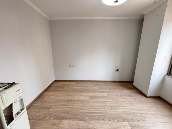 Tirane, shitet apartament 2+1+Ballkon Kati 3, 103 m² 258.000 € (Rruga Muhamet Gjollesha)