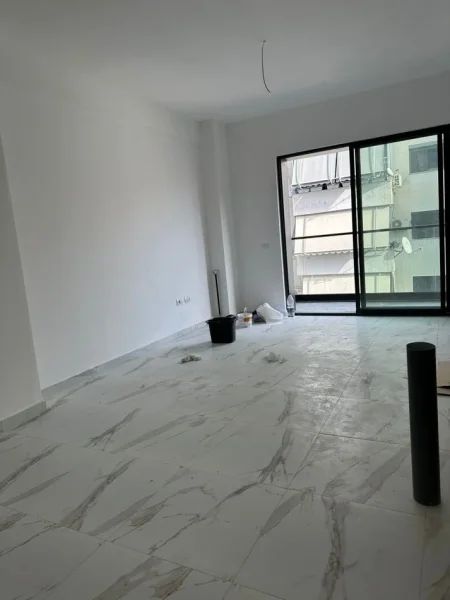 Tirane, jepet me qera apartament 2+1+Ballkon Kati 5, 96 m² 1.000 € (Rruga e Kosovareve)