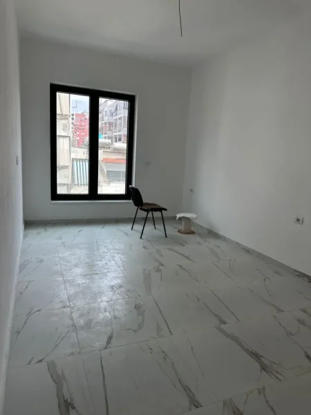 Tirane, jepet me qera apartament 2+1+Ballkon Kati 5, 96 m² 1.000 € (Rruga e Kosovareve)