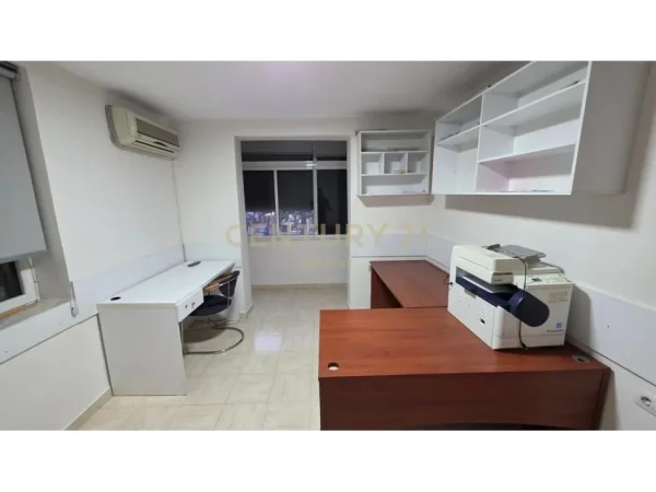 Zyrë për Qira – 21 Dhjetori, Buzë Rrugës Kryesore! 650 € (21 Dhjetori)