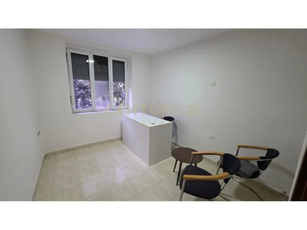 Zyrë për Qira – 21 Dhjetori, Buzë Rrugës Kryesore! 650 € (21 Dhjetori)