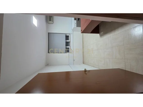 Zyrë për Qira – 21 Dhjetori, Buzë Rrugës Kryesore! 650 € (21 Dhjetori)