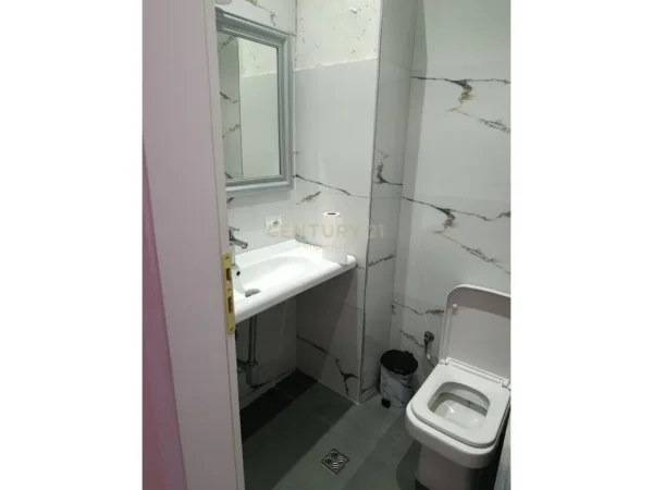 Tirane, jepet me qera ambjent biznesi Kati 2, 107 m² 900 € (misto mame)