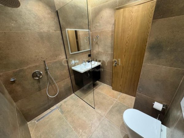 jepet me qera apartament 3+1+Ballkon Kati 2, 250 m² 2.700 € (teg rruga grori)