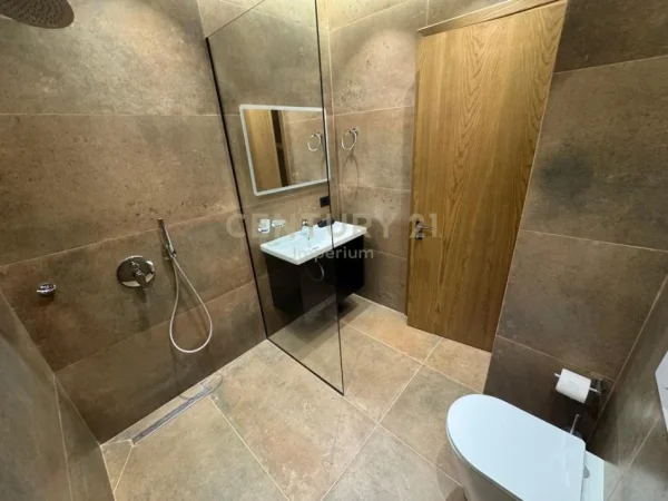 jepet me qera apartament 3+1+Ballkon Kati 2, 250 m² 2.700 € (teg rruga grori)