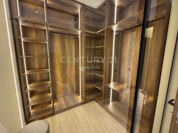 jepet me qera apartament 3+1+Ballkon Kati 2, 250 m² 2.700 € (teg rruga grori)