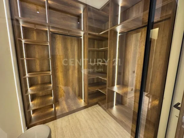 jepet me qera apartament 3+1+Ballkon Kati 2, 250 m² 2.700 € (teg rruga grori)