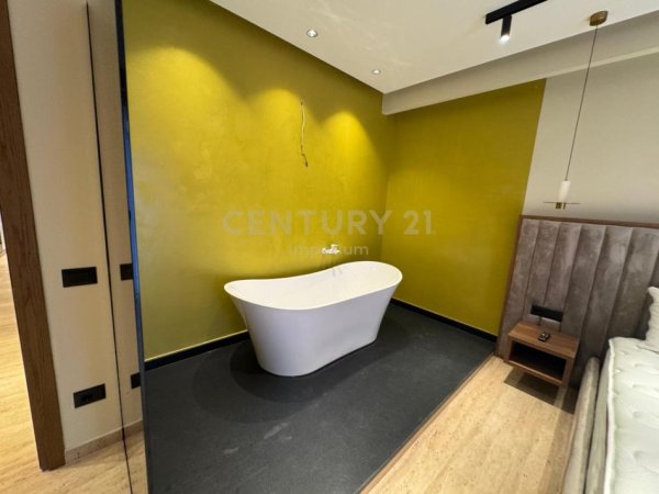 jepet me qera apartament 3+1+Ballkon Kati 2, 250 m² 2.700 € (teg rruga grori)