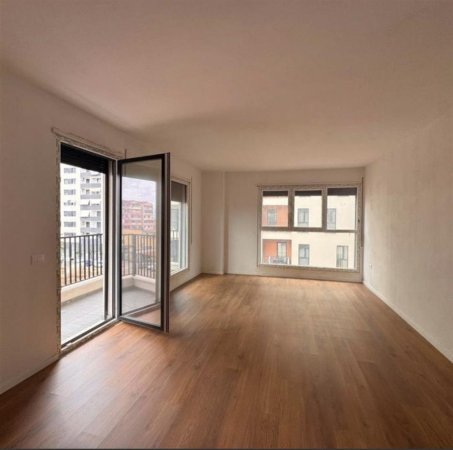 Tirane, jepet me qera 2+1 , 105 m² 600 € 