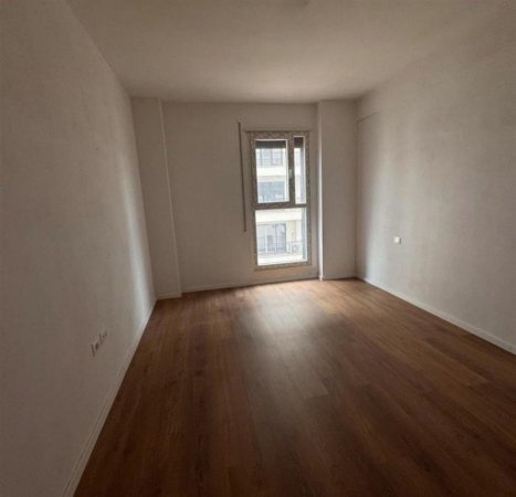 Tirane, jepet me qera 2+1 , 105 m² 600 € 