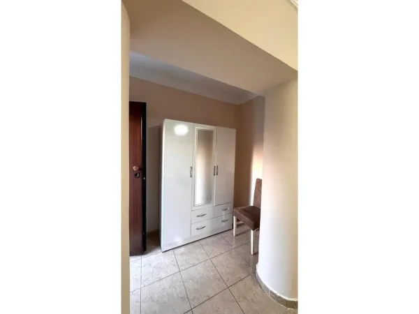 Tirane, jepet me qera apartament 2+1+Ballkon Kati 1, 86 m² 650 € (Rruga fortuzi)