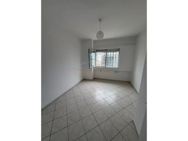 Tirane, jepet me qera apartament 2+1+Ballkon Kati 6, 74 m² 500 € (Laprake)