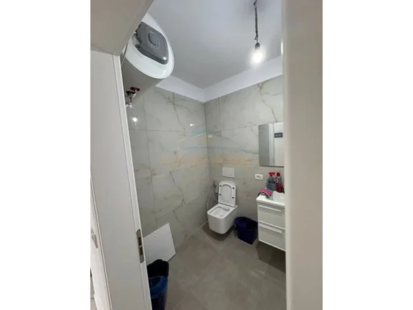 Tirane, jepet me qera apartament 2+1+Ballkon Kati 6, 74 m² 500 € (Laprake)