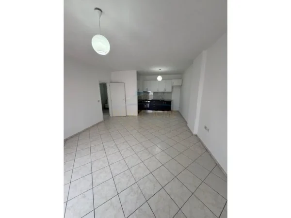 Tirane, jepet me qera apartament 2+1+Ballkon Kati 6, 74 m² 500 € (Laprake)