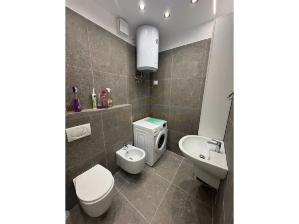 Tirane, jepet me qera apartament 1+1+Ballkon Kati 3, 63 m² 600 € (Unaza e Re)