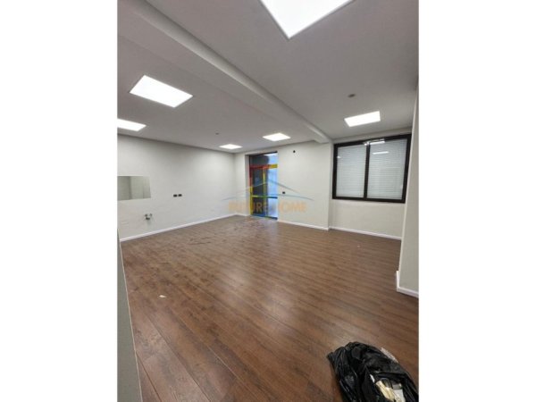 Tirane, jepet me qera zyre Kati 1, 115 m² 1.500 € (Ali Demi)