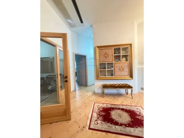 Tirane, shitet apartament 2+1+Ballkon Kati 5, 320 m² (Komuna e Parisit)