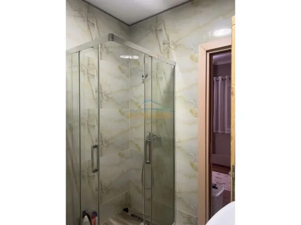 Tirane, jepet me qera apartament 2+1+Ballkon Kati 8, 95 m² 700 € (Don Bosko)