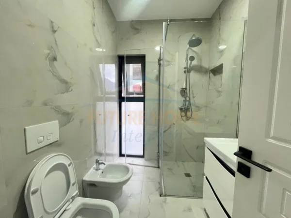 Tirane, jepet me qera apartament 2+1+Ballkon Kati 3, 107 m² 1.500 € (Farke)