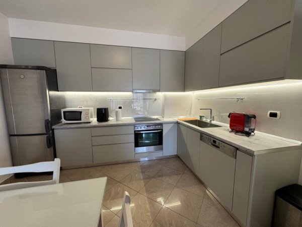 Tirane, jepet me qera apartament 1+1 Kati 5, 700 € 