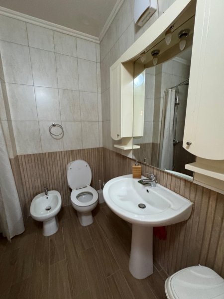 Tirane, jepet me qera apartament 1+1 Kati 5, 700 € 