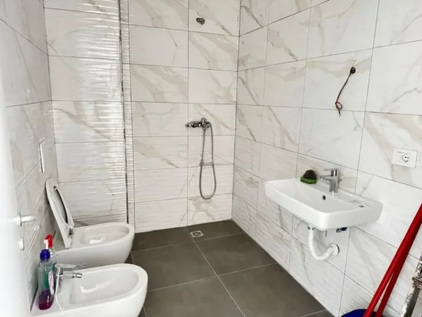 Tirane, jepet me qera zyre , 50 m² 450 € 