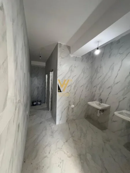 Tirane, jepet me qera ambjent biznesi Kati 0, 216 m² 3.000 € (ALI DEMI)