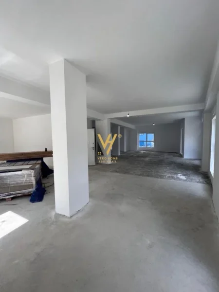 Tirane, jepet me qera ambjent biznesi Kati 0, 216 m² 3.000 € (ALI DEMI)