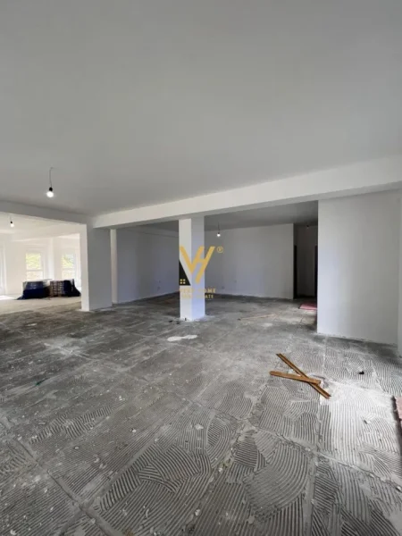 Tirane, jepet me qera ambjent biznesi Kati 0, 216 m² 3.000 € (ALI DEMI)