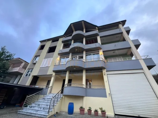 Tirane, jepet me qera Vile 2 Katshe , 180 m² 1.500 € (Porcelan)