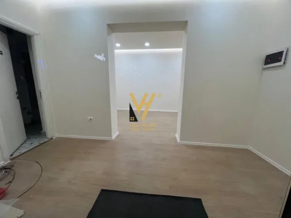 Tirane, jepet me qera dyqan Kati 0, 35 m² 650 € (KOMUNA E PARISIT)