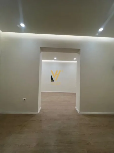 Tirane, jepet me qera dyqan Kati 0, 35 m² 650 € (KOMUNA E PARISIT)