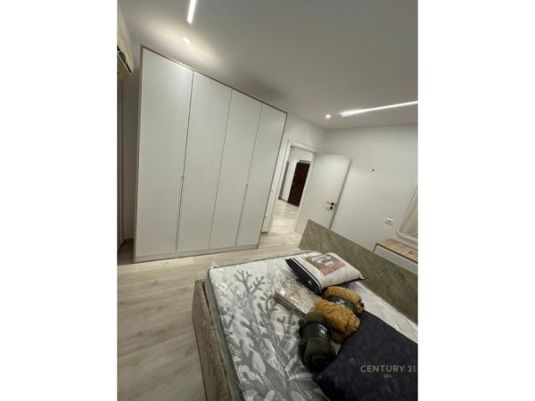 Tirane, jepet me qera apartament 1+1 Kati 1, 55 m² 700 € (Rruga e Durresit)