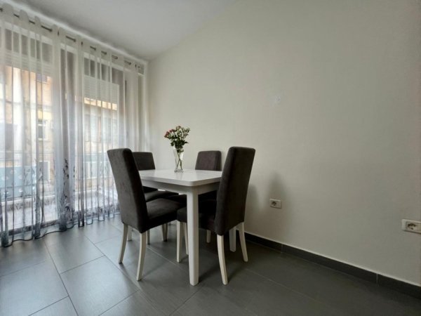 Tirane, jepet me qera apartament 1+1 , 65 m² 650 € (RRUGA E BARRIKADAVE)