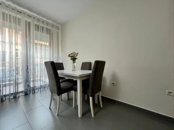 Tirane, jepet me qera apartament 1+1 , 65 m² 650 € (RRUGA E BARRIKADAVE)