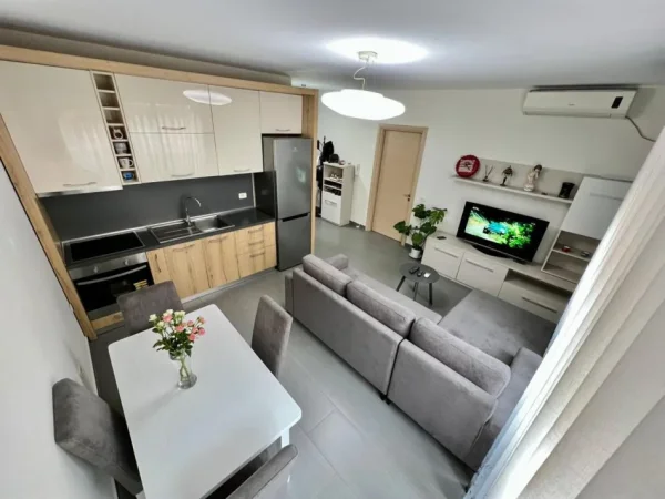 Tirane, jepet me qera apartament 1+1 , 65 m² 650 € (RRUGA E BARRIKADAVE)