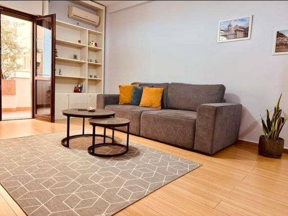 Tirane, jepet me qera apartament 2+1+Ballkon Kati 3, 110 m² 900 € (NE FILLIM TE RRUGES “KOMUNA PARISIT”)