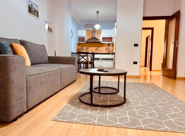 Tirane, jepet me qera apartament 2+1+Ballkon Kati 3, 110 m² 900 € (NE FILLIM TE RRUGES “KOMUNA PARISIT”)