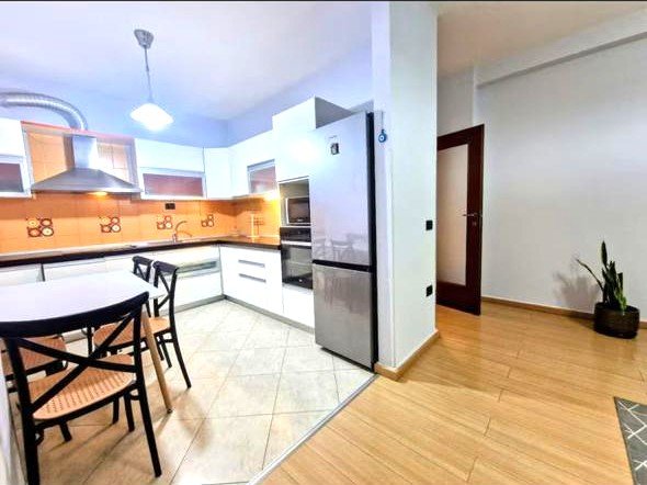 Tirane, jepet me qera apartament 2+1+Ballkon Kati 3, 110 m² 900 € (NE FILLIM TE RRUGES “KOMUNA PARISIT”)