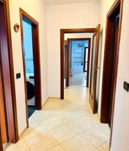 Tirane, jepet me qera apartament 2+1+Ballkon Kati 3, 110 m² 900 € (NE FILLIM TE RRUGES “KOMUNA PARISIT”)