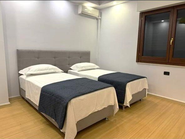 Tirane, jepet me qera apartament 2+1+Ballkon Kati 3, 110 m² 900 € (NE FILLIM TE RRUGES “KOMUNA PARISIT”)