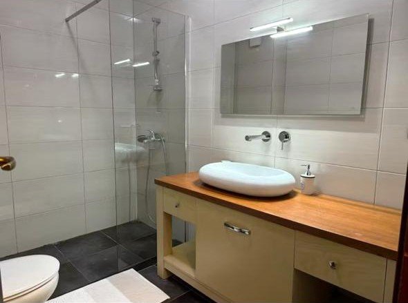 Tirane, jepet me qera apartament 2+1+Ballkon Kati 3, 110 m² 900 € (NE FILLIM TE RRUGES “KOMUNA PARISIT”)