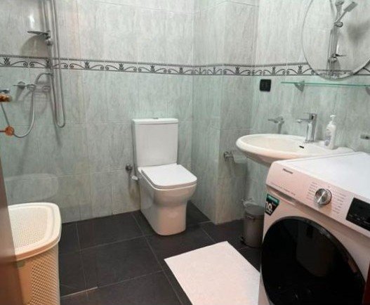 Tirane, jepet me qera apartament 2+1+Ballkon Kati 3, 110 m² 900 € (NE FILLIM TE RRUGES “KOMUNA PARISIT”)