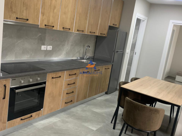 Tirane, jepet me qera apartament 2+1+Ballkon Kati 6, 108 m² 700 € 