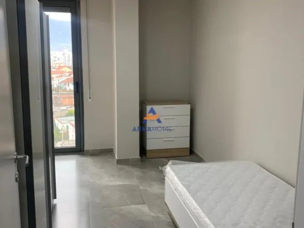 Tirane, jepet me qera apartament 2+1+Ballkon Kati 6, 108 m² 700 € 